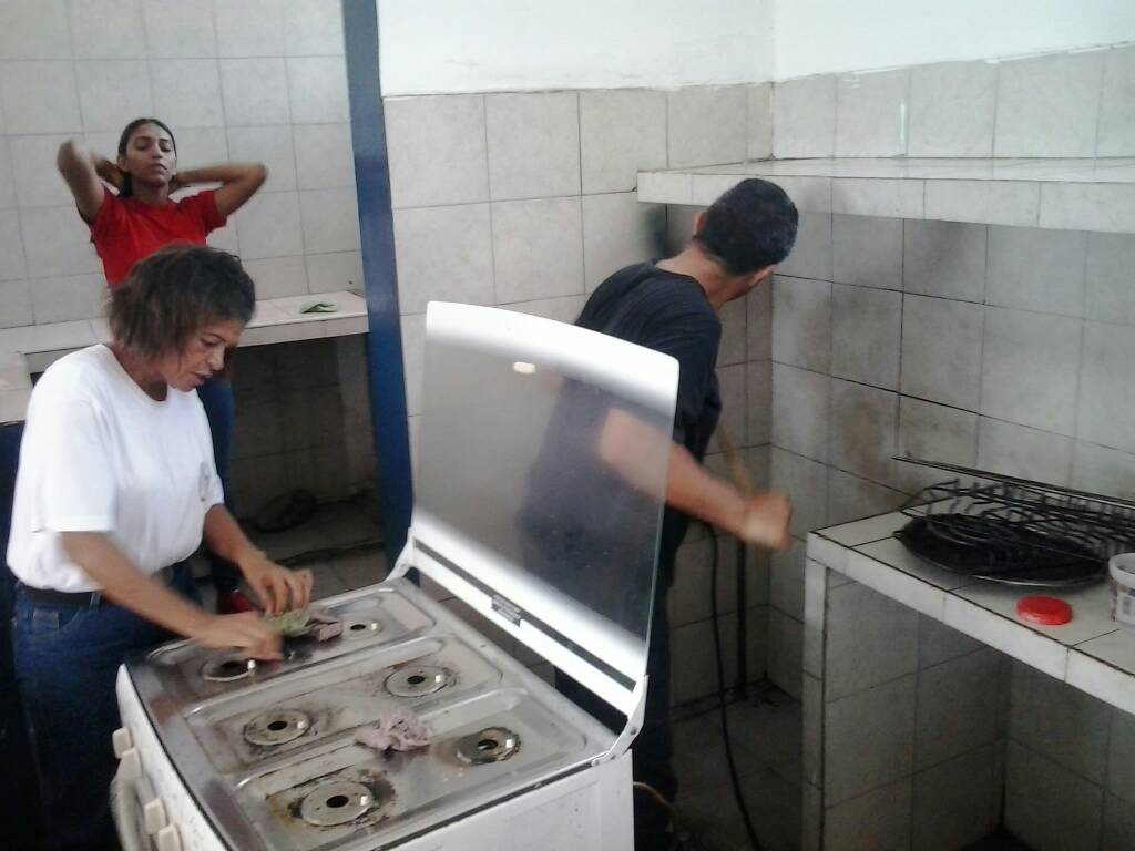 BbrosVIribarren's tweet photo. Realizando orden y limpieza en las instalaciones de la estacion central con el apoyo de Bomberos Forestales Bqto Brigada Juvenil Forestal https://t.co/Ir6JK3jeQD