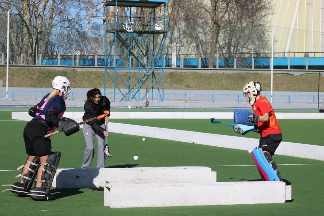 ArgFieldHockey's tweet photo. Práctica matutina de los seleccionados Sub 18 🇦🇷 en el sintético del Estadio Panamericano de Mar del Plata 🏑. 🔜 @BuenosAires2018 
📸 @AAMH_MdP https://t.co/YYr369ZCWF