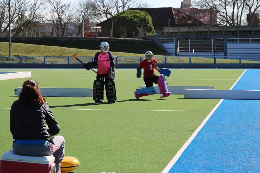 ArgFieldHockey's tweet photo. Práctica matutina de los seleccionados Sub 18 🇦🇷 en el sintético del Estadio Panamericano de Mar del Plata 🏑. 🔜 @BuenosAires2018 
📸 @AAMH_MdP https://t.co/YYr369ZCWF