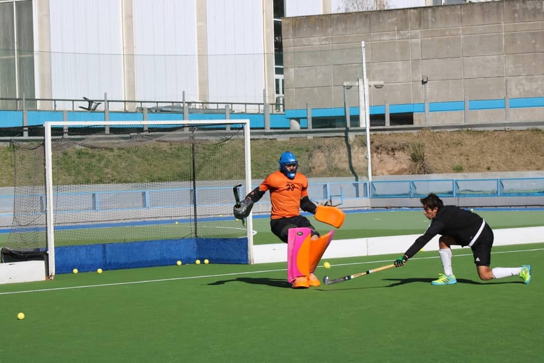 ArgFieldHockey's tweet photo. Práctica matutina de los seleccionados Sub 18 🇦🇷 en el sintético del Estadio Panamericano de Mar del Plata 🏑. 🔜 @BuenosAires2018 
📸 @AAMH_MdP https://t.co/YYr369ZCWF