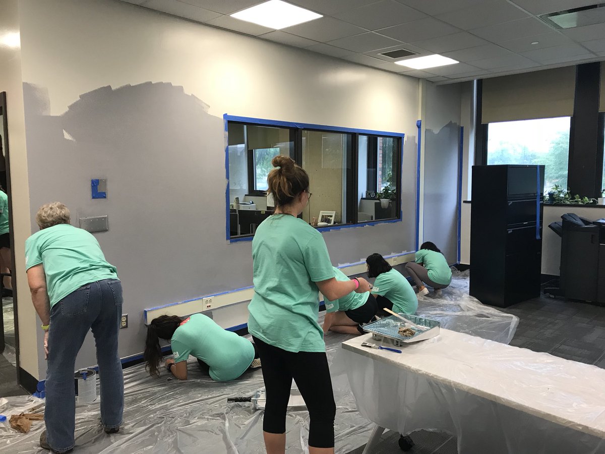 DrSherriBarrow's tweet photo. Butler @butleru student serving @Shortridge truly making a difference in our Future Center @IPSFutureCenter #ButlerServes #CommunityPartnerships https://t.co/riDBZAEkCw