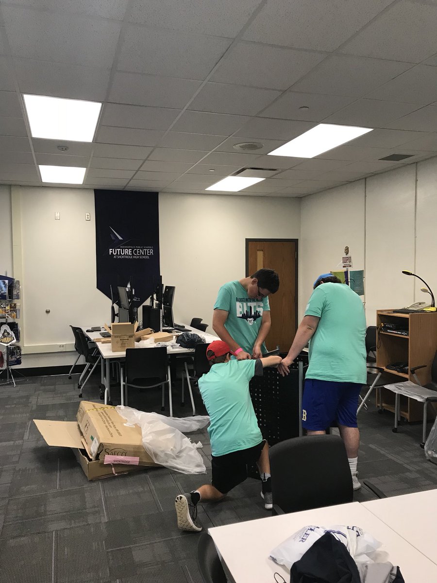DrSherriBarrow's tweet photo. Butler @butleru student serving @Shortridge truly making a difference in our Future Center @IPSFutureCenter #ButlerServes #CommunityPartnerships https://t.co/riDBZAEkCw