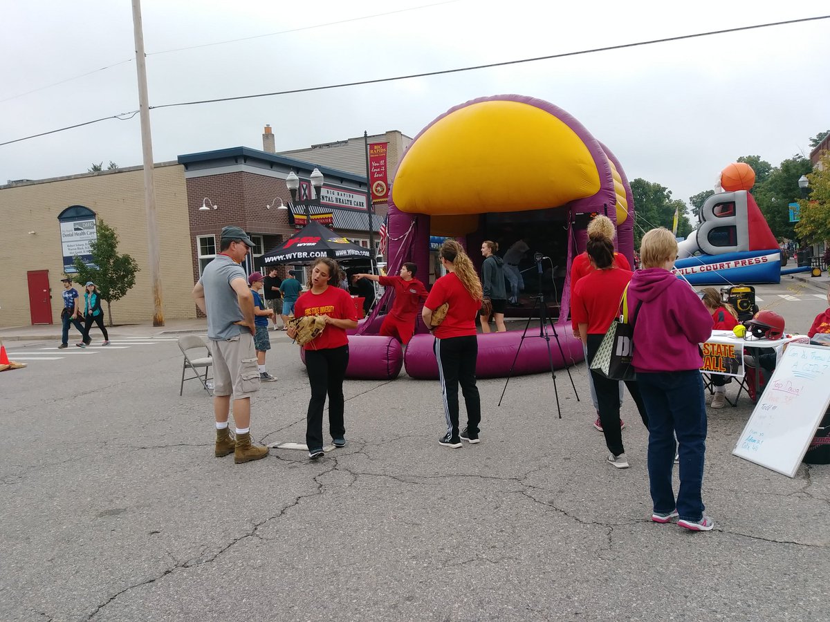 PioneerBrandon's tweet photo. @FerrisSoftball helping kids and adults throw like a girl. https://t.co/VOSstW1FOo