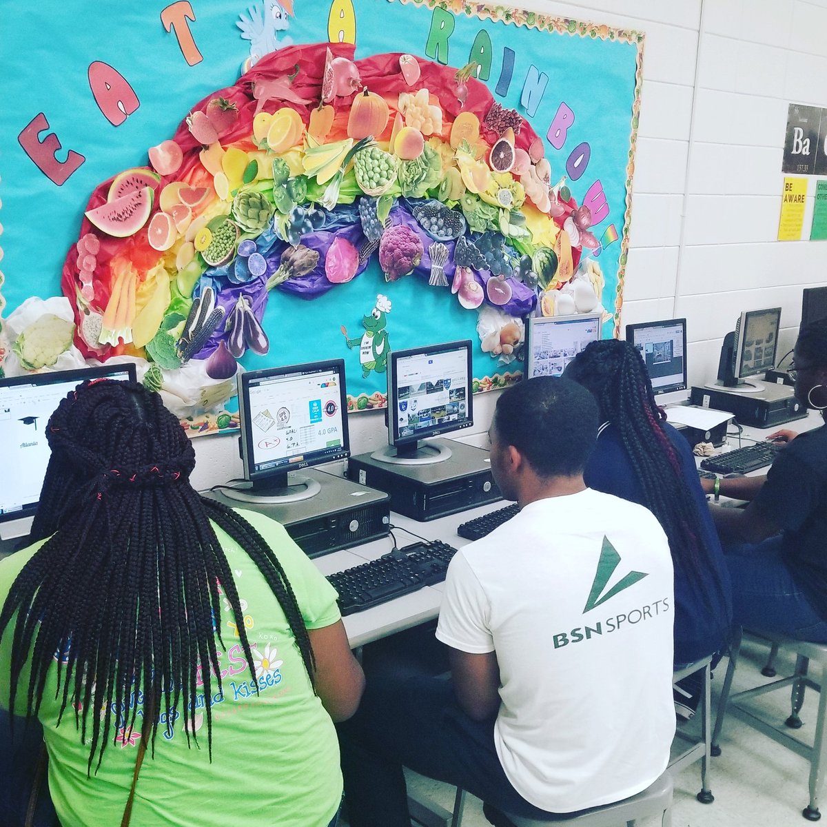 MrsGarcia318's tweet photo. Love helping my @CSHSGators work on their #VisionBoards.  A #Goal without a #Plan is just a #Wish. #AdultResponsibilities #FACS https://t.co/Zdej3tk2SH