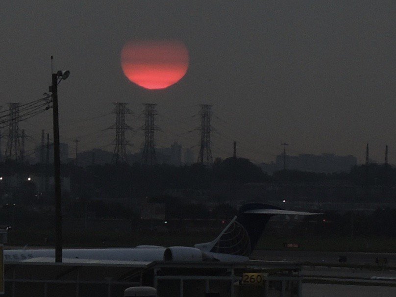 suesgambati's tweet image. Morning flight @TorontoPearson #Toronto #pinksunrise