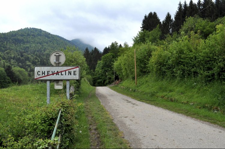 FilRouge6's tweet image. Chevaline, petit village de 200 habitants, en Haute-Savoie, a été le théâtre d’un quadruple meurtre le 5 septembre 2012. On vous propose de revenir sur cette histoire hors du commun. À suivre #chevaline #tueriedechevaline #nonrésolue
