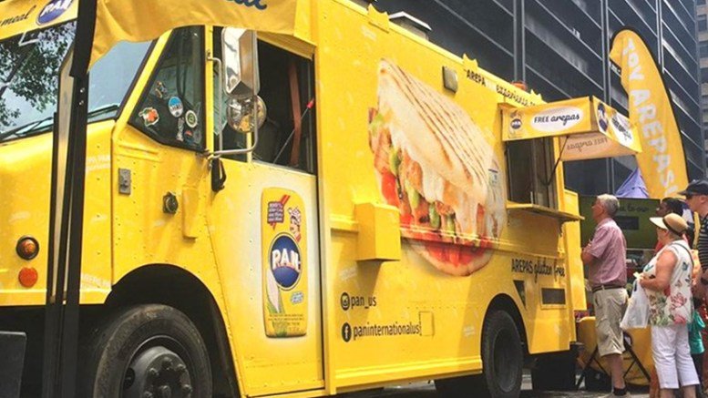 Lorenzo Mendoza se visitó de empleado y repartió arepas en Washintong DC (+Video) goo.gl/P3mC8v