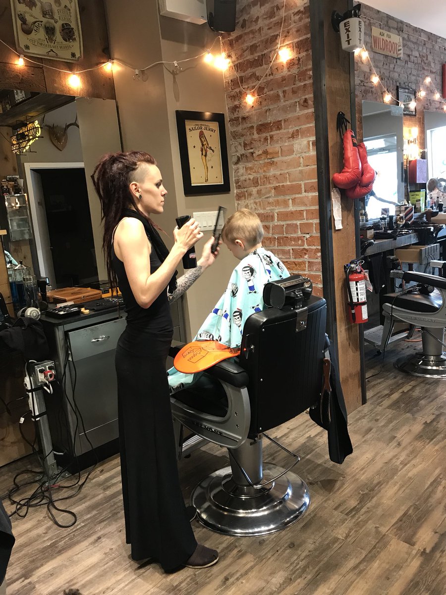 seansaw's tweet photo. #johnnycuts #crewcut #hardpart for Sam https://t.co/o6nH8rAaXW