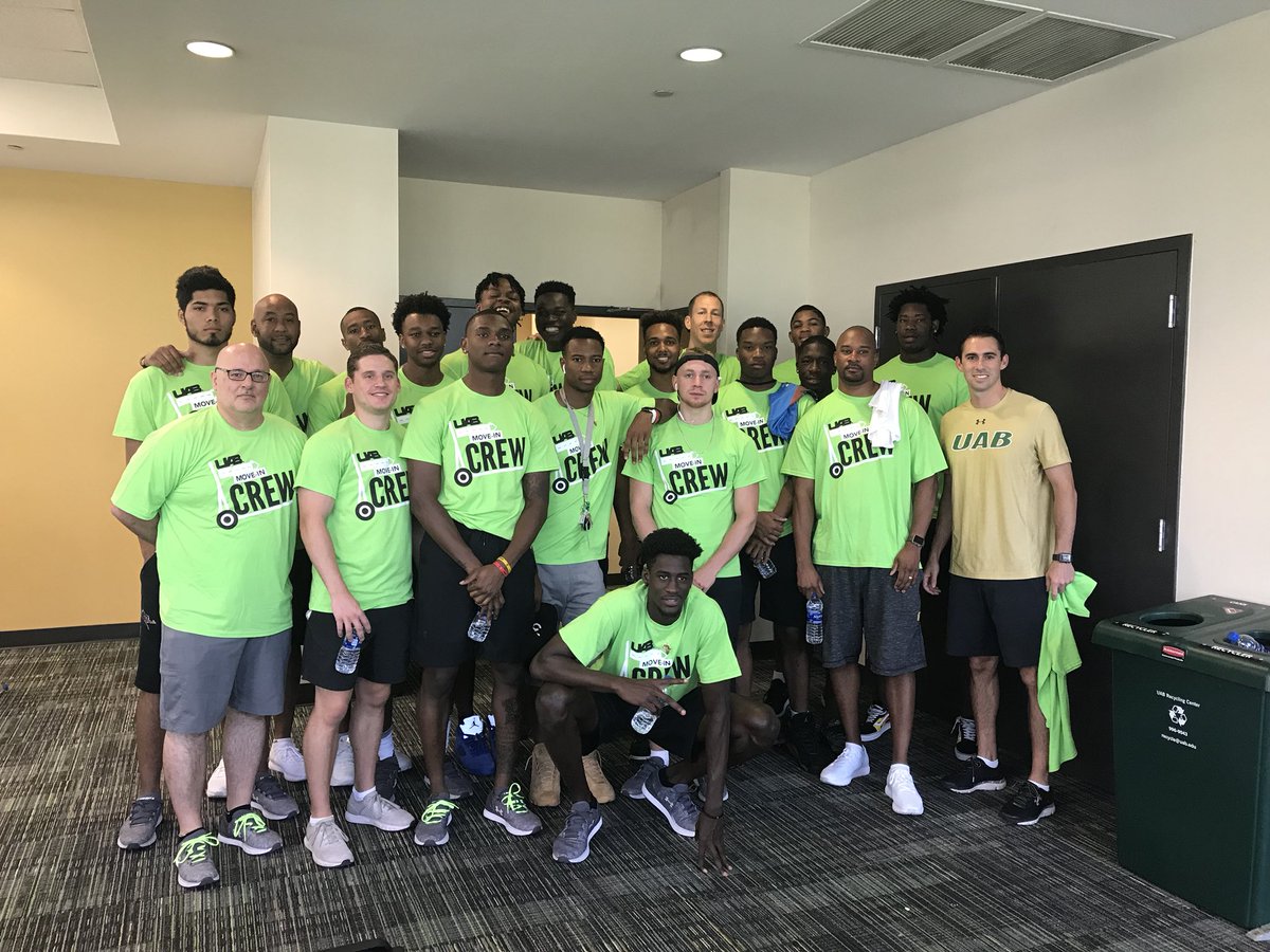 UAB_MBB's tweet photo. We had a blast helping our fellow @UABStudents and @UABHousing at #BlazerMoveIn this morning!
#WinAsOne | #HeartOverHype https://t.co/XfmLJrxLz6