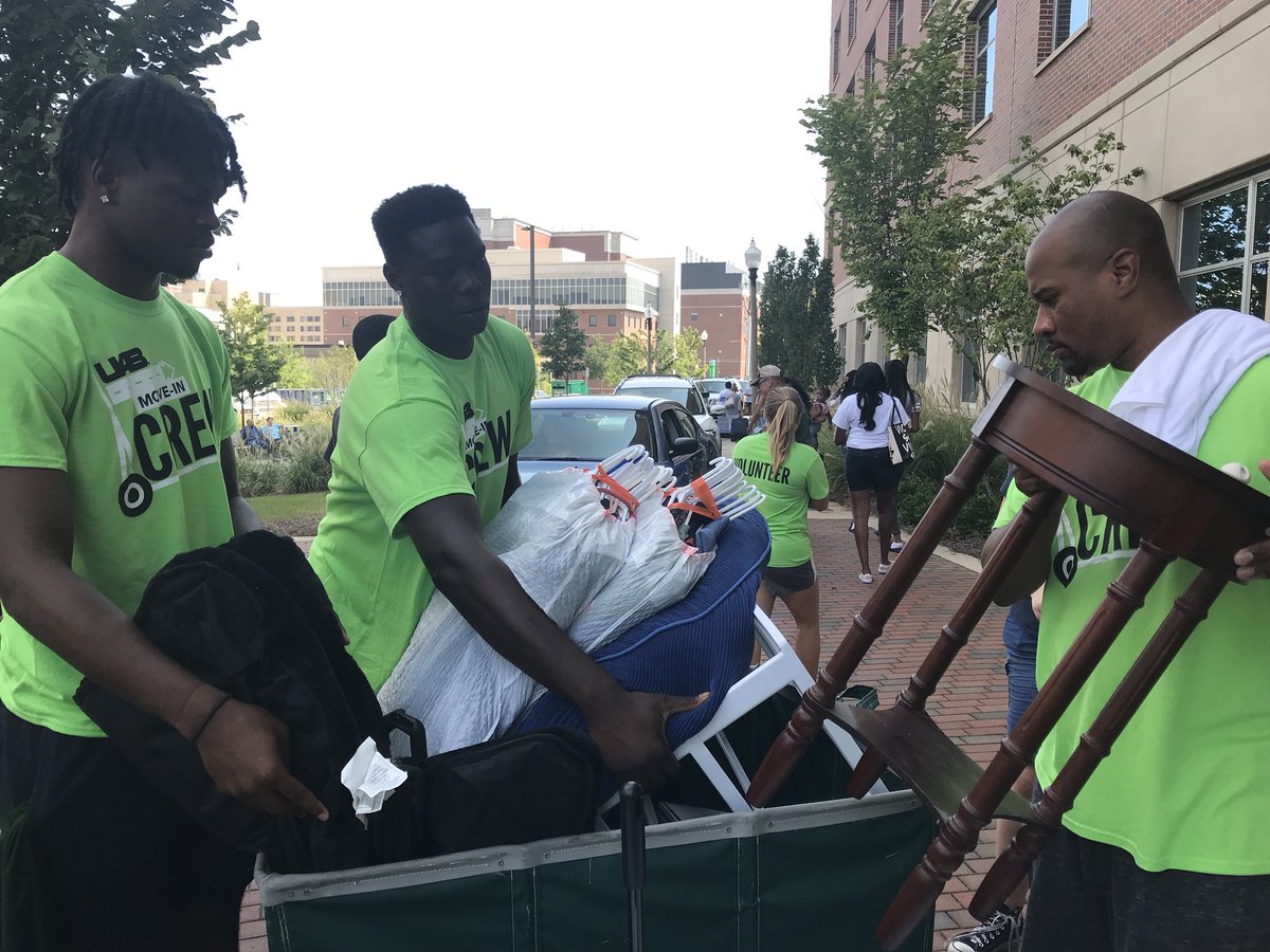 UAB_MBB's tweet photo. We had a blast helping our fellow @UABStudents and @UABHousing at #BlazerMoveIn this morning!
#WinAsOne | #HeartOverHype https://t.co/XfmLJrxLz6