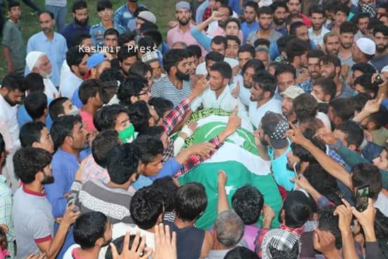 saqi_kashmirii's tweet photo. Thousands of peoples attend the funeral of Muzzafar ahmad at Langate handwara area of #kupwara district .

#kashmir
#freedom 
#HyperActiveIndianMedia https://t.co/kR92K6g3o4