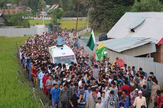 saqi_kashmirii's tweet photo. Thousands of peoples attend the funeral of Muzzafar ahmad at Langate handwara area of #kupwara district .

#kashmir
#freedom 
#HyperActiveIndianMedia https://t.co/kR92K6g3o4