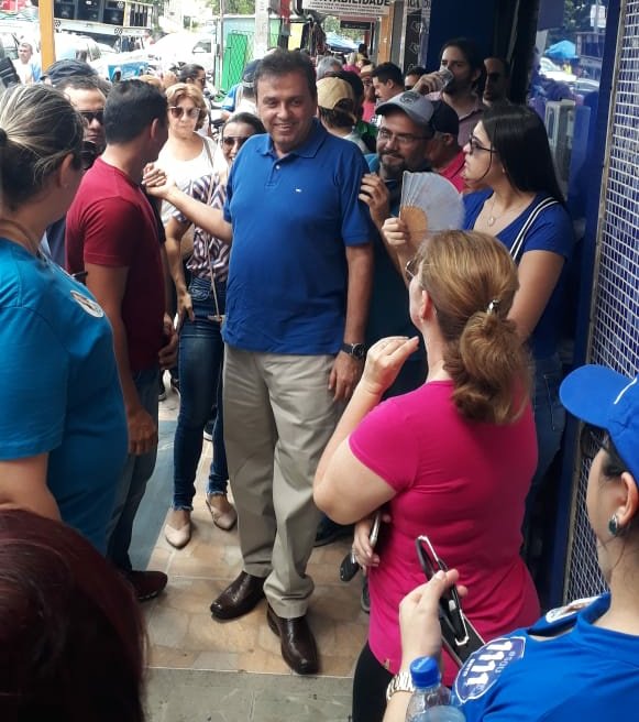 SandraRaissa's tweet photo. Em caminhada pelas ruas do centro de Mossoró, o carinho e a receptividade do povo para com @carloseduardo12 e @KaduCiarlini!! #oRNtemjeito 
#MossoroÉ12 https://t.co/njh7Ua5jJK