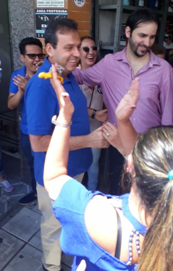 SandraRaissa's tweet photo. Em caminhada pelas ruas do centro de Mossoró, o carinho e a receptividade do povo para com @carloseduardo12 e @KaduCiarlini!! #oRNtemjeito 
#MossoroÉ12 https://t.co/njh7Ua5jJK
