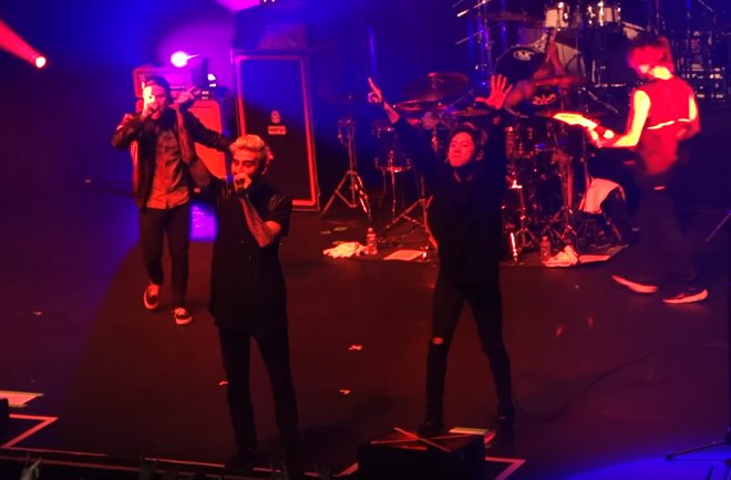 01ROCHAOK's tweet photo. Kyle Pavone, vocalista da We Came as Romans faleceu hoje. 😥 Nossas sinceras condolências aos familiares e amigos. 
Kyle Pavone, lead singer of We Came as Romans has passed away. 😥 Our sincere condolences to family and friends. #RochaTeam
Info/Details: https://t.co/qpRO9oEhmE https://t.co/3TQoG1MbgT