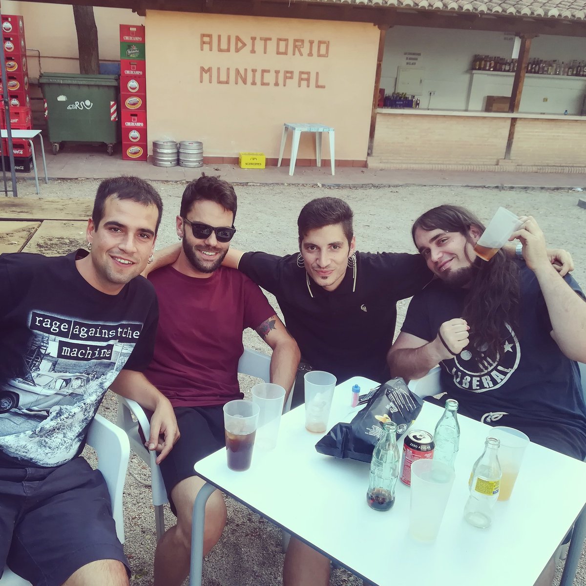 Nos vemos esta noche en Santa Cruz de Mudela en el MudelaRockFest acompañando a grandes bandas. Será un concierto muy especial, ya os contaremos porqué. Salud!!!