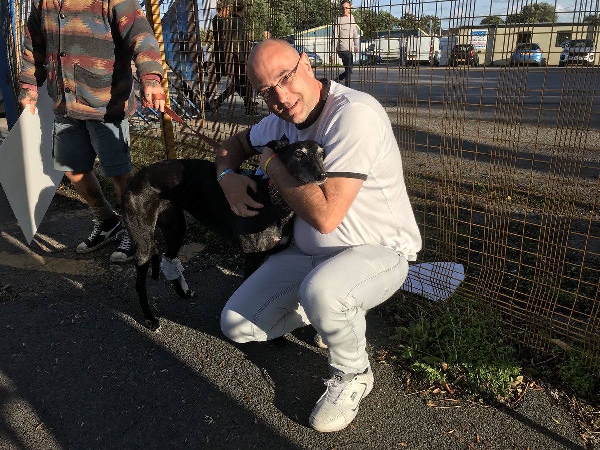 shutdownBV's tweet image. Jeff from #Swansea has come up for #ManchesterPride2018 &amp;amp; stopped off to give our ex-racer Lucy a cuddle &amp;amp; tell us what a greyt campaign we’re running. #BanGreyhoundRacing #YouBetTheyDie