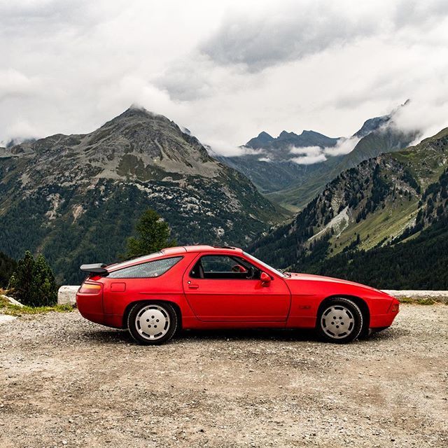 On the way to Saint Moritz at the top of a load of switchbacks. 🇨🇭 #kult9 #porsche #porsche928 #luxurylifestyle #youngtimer #stmoritz #saintmoritz #sanktmoritz #switzerland🇨🇭 ift.tt/2wcl65l