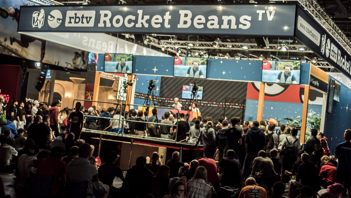 TheRocketBeans's tweet photo. Das war die #Gamescom2018. Wir sind müde, kaputt, völlig fertig und würden es sofort wieder tun. Für euch, mit euch. War 'ne verdammt geile Zeit. Danke an alle Besucher und Zuschauer, an die Crew und den Mann der Pizza erfunden hat. Bis nächstes Jahr! #beanscom #rbtv https://t.co/BgM2BlsaYi