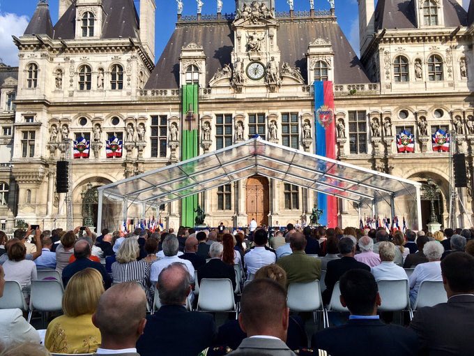74ème anniversaire de la #LiberationDeParis. Hommage à la mémoire du Maréchal Leclerc, porte d’Orléans, puis très belle cérémonie sur le parvis de l’ Hôtel de Ville. « Paris, Paris outragée, Paris martyrisée, mais Paris libérée! » 🇫🇷🇫🇷