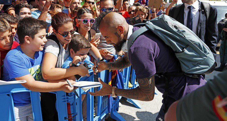 electron666_'s tweet photo. Ya no es para nada novedad: Vidal ‘rompió potoculo’ y saludó a hinchas en arribo a Valladolid https://t.co/YIDymAknsC https://t.co/tbY7kHXeVC