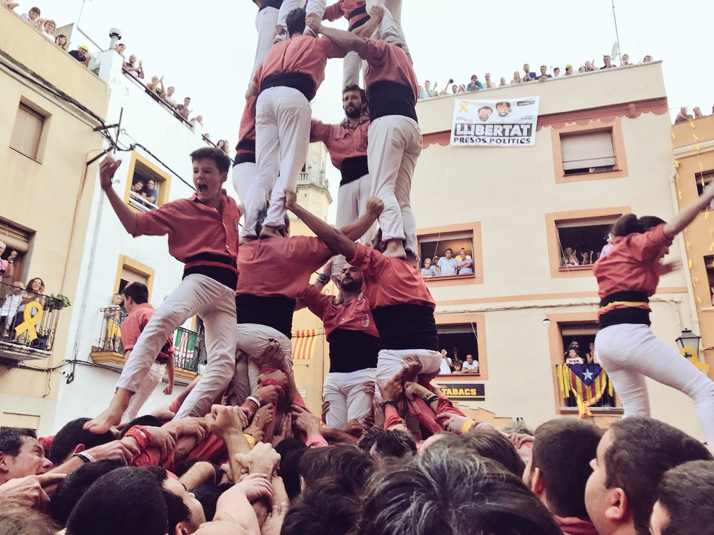 CastellsEnXarxa's tweet photo. La @collavella NO TÉ LÍMIT i descarrega el 4d9, el castell total a la #FMElCatllar! Quina brutalitat, quin momentàs, quina convicció! La culpa sempre és de la vella!❤️
#CastellsEnXarxa 
#castellers https://t.co/G5xe0ow1LP