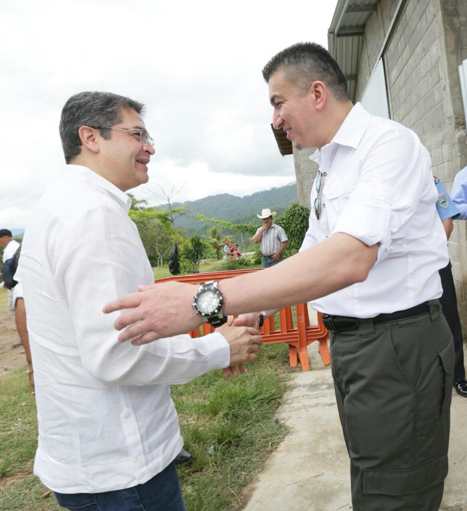 Comprometidos con seguir apoyando la justicia de nuestro país y destacando su importancia en la construcción de un país transparente, próspero y ejemplar, participamos en la colocación de la primera piedra del Palacio Judicial de Lepaera, Lempira.