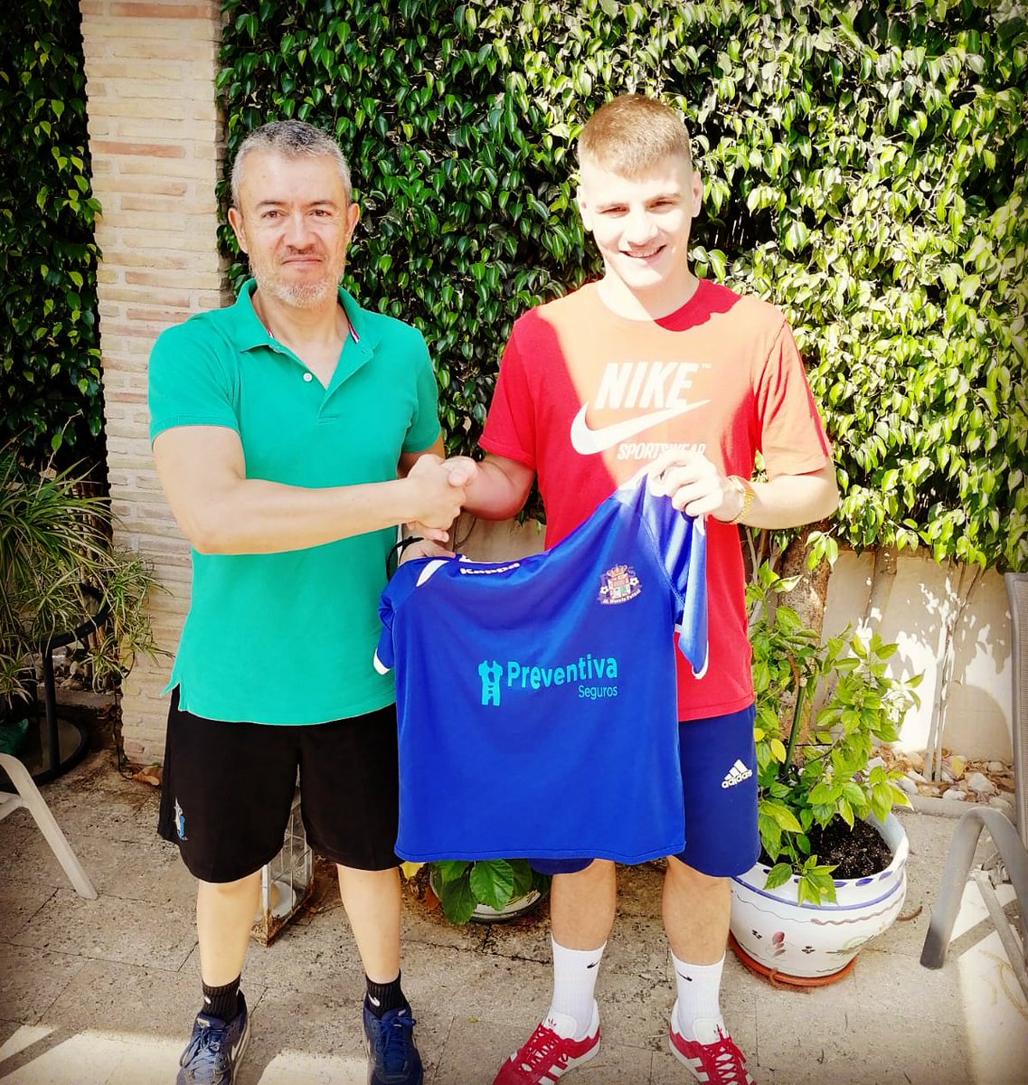 AtleticoMurcia's tweet photo. TERCERA. Fichaje: SIMÓN. "El auténtico pulmón del conjunto". https://t.co/DeYtnGC5eW