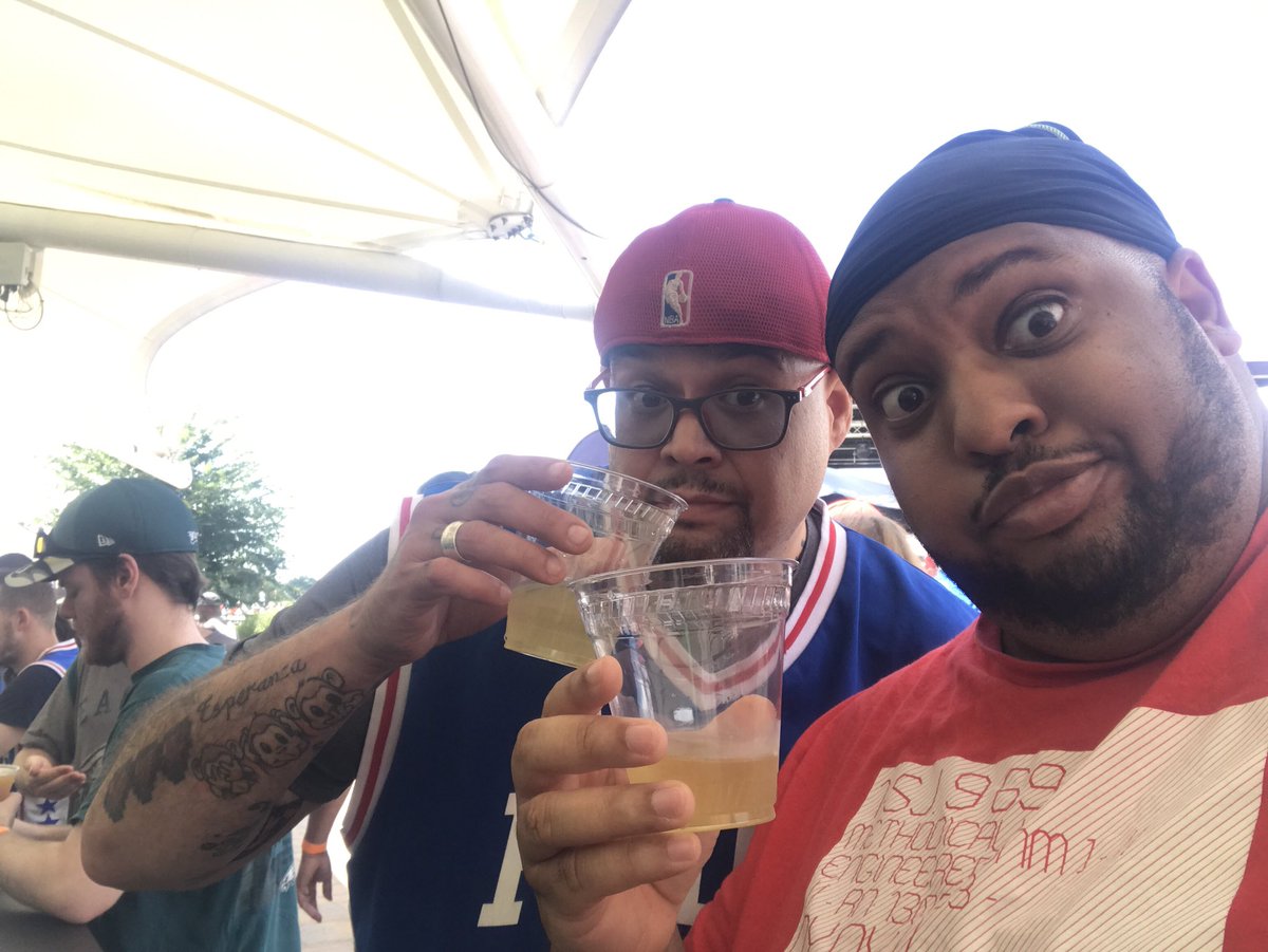 Ohdoctah's tweet image. We in here Philly Fans everywhere🙌🏽 #975fanfest #LondonContest  Cheers to the super bowl champs!