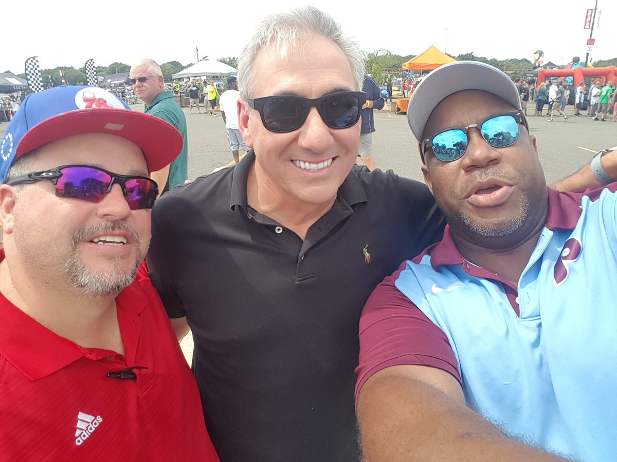 TweetLegendary's tweet image. #975fanfest meeting Sal Pal