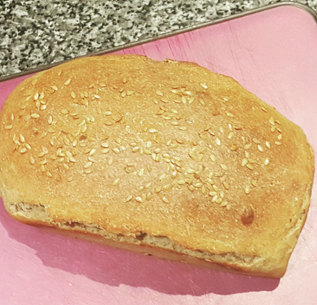 MelissaSurgey's tweet photo. Been yonks since I got a few loaves made: this one's a 50:50 white and rye loaf with sunflower seeds and linseed and will be filled with loads of bacon for butties tomorrow morning #foodbloggers #kitchenbee https://t.co/WpynPARtSA