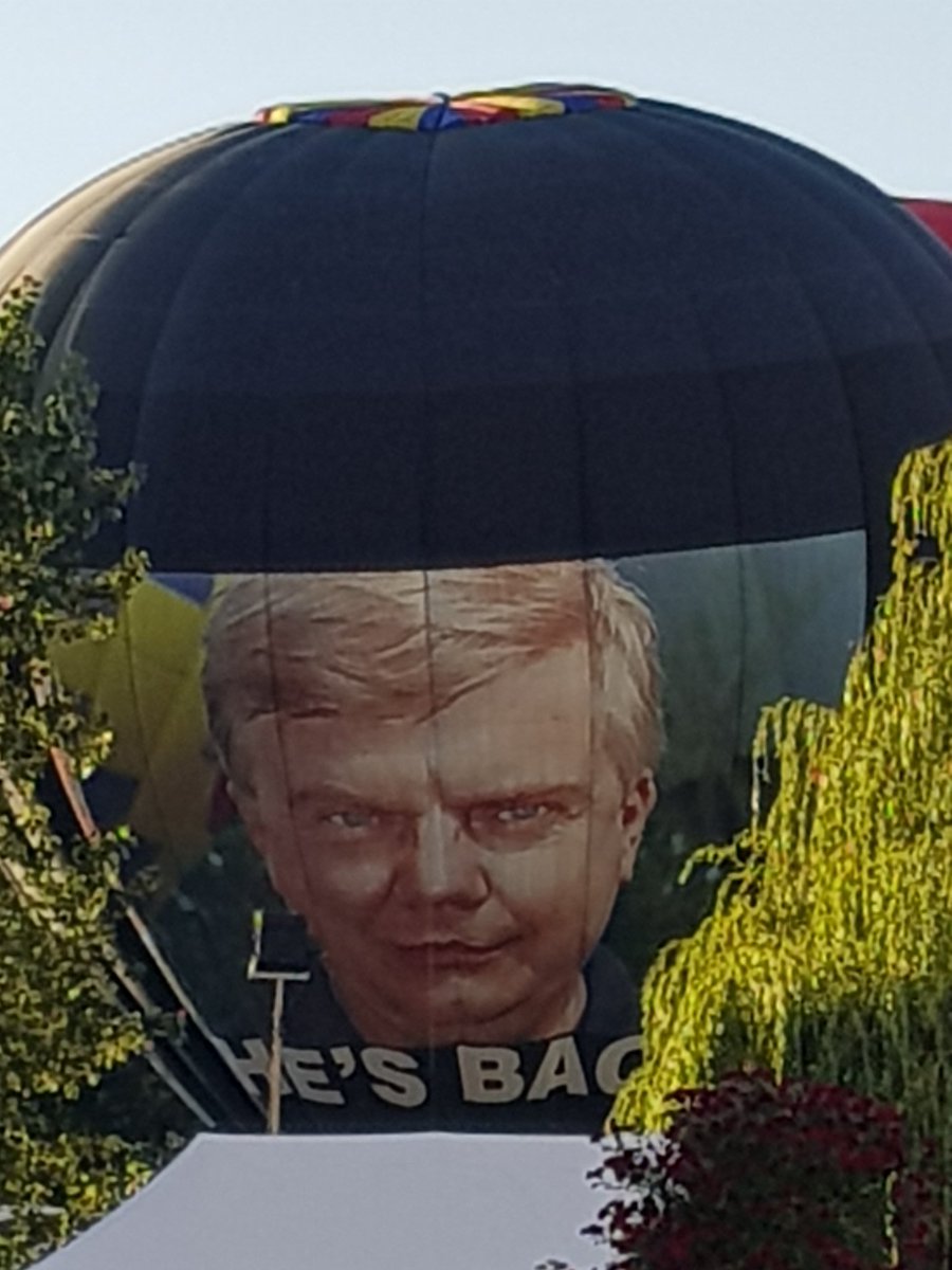 CarlPenrose's tweet photo. #Oswestry #Balloons #Lindstrand #Wilfredowen https://t.co/Jbno1SBFTm