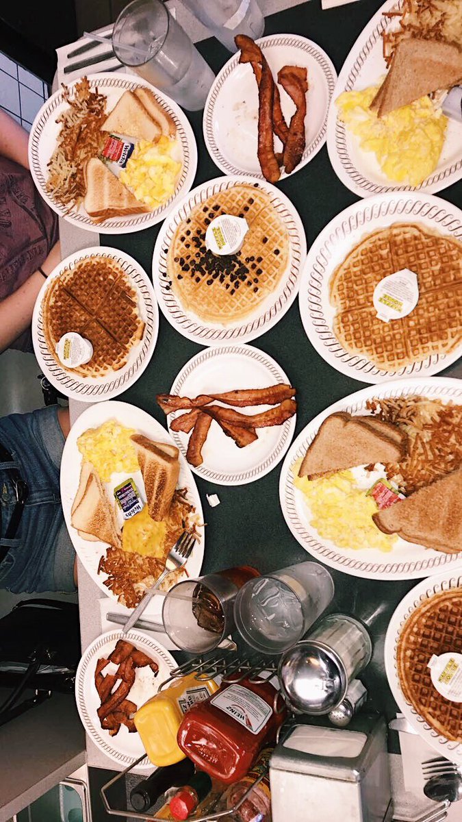 Carolin045's tweet photo. Munchies got me like https://t.co/CJbeVlV8Zc