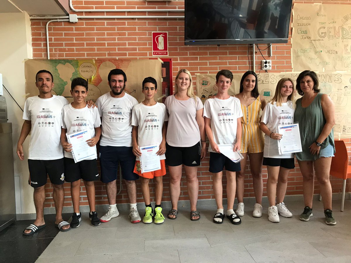 Learn_Play_YE's tweet photo. "Learning by Playing III: Gender Equality through sport":

Ceremonia final del #YouthPass 

Youth Pass Final Ceremony

@Learn_Play_YE @EUErasmusPlus @InjuveSpain @cdrivasfutsal https://t.co/UbRokuU5Xp