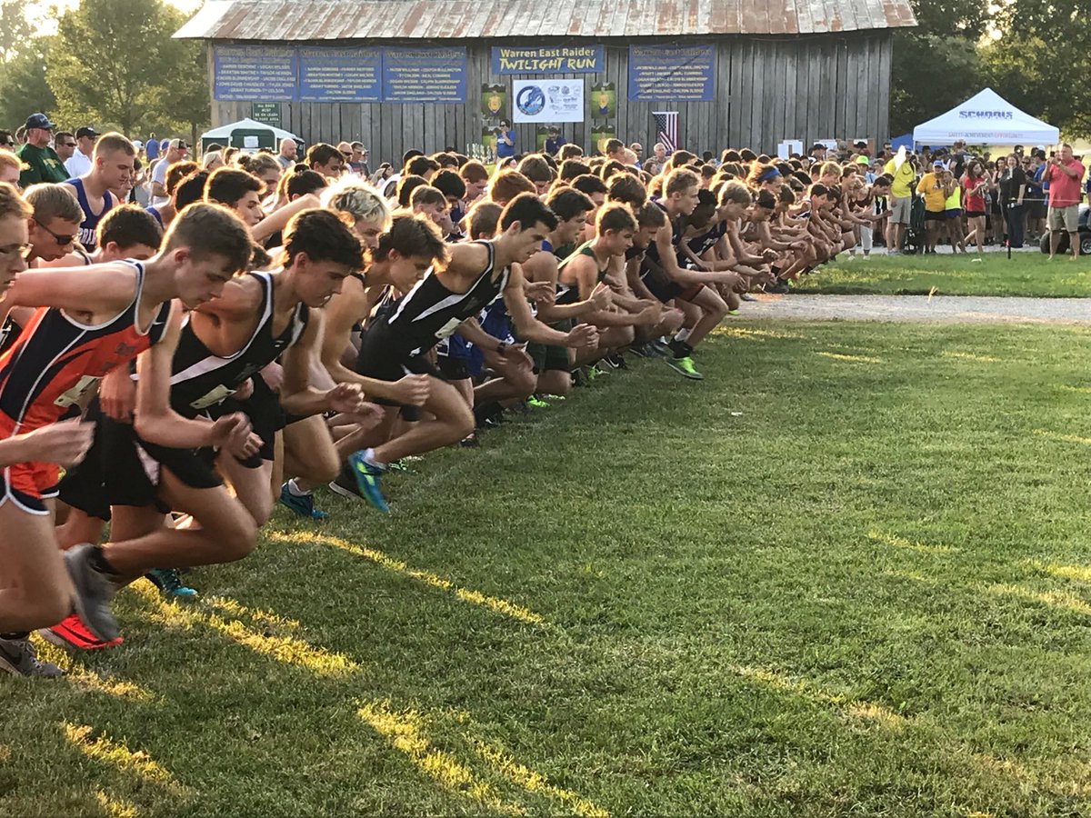 WarrenCountyTec's tweet photo. So BGHS Boys Cross Country begins the Twilight Run!  Great start and Looking Strong!  #purplepride #FastandFocused https://t.co/pE84jJZXkw