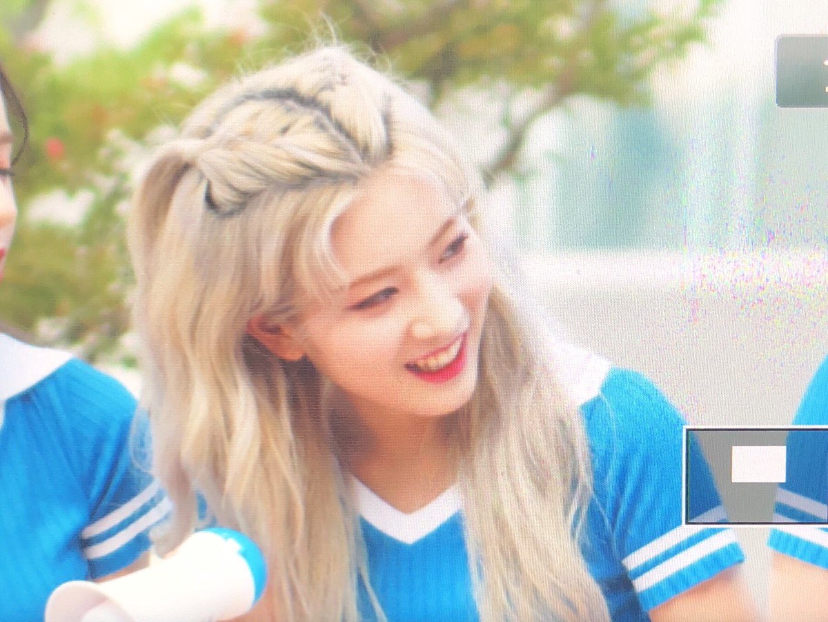 1FullMoon2's tweet photo. 180826 인기가요 미니팬미팅
#이달의소녀 #김립 #KimLip 
😗😚 https://t.co/dQjGcGtF5I
