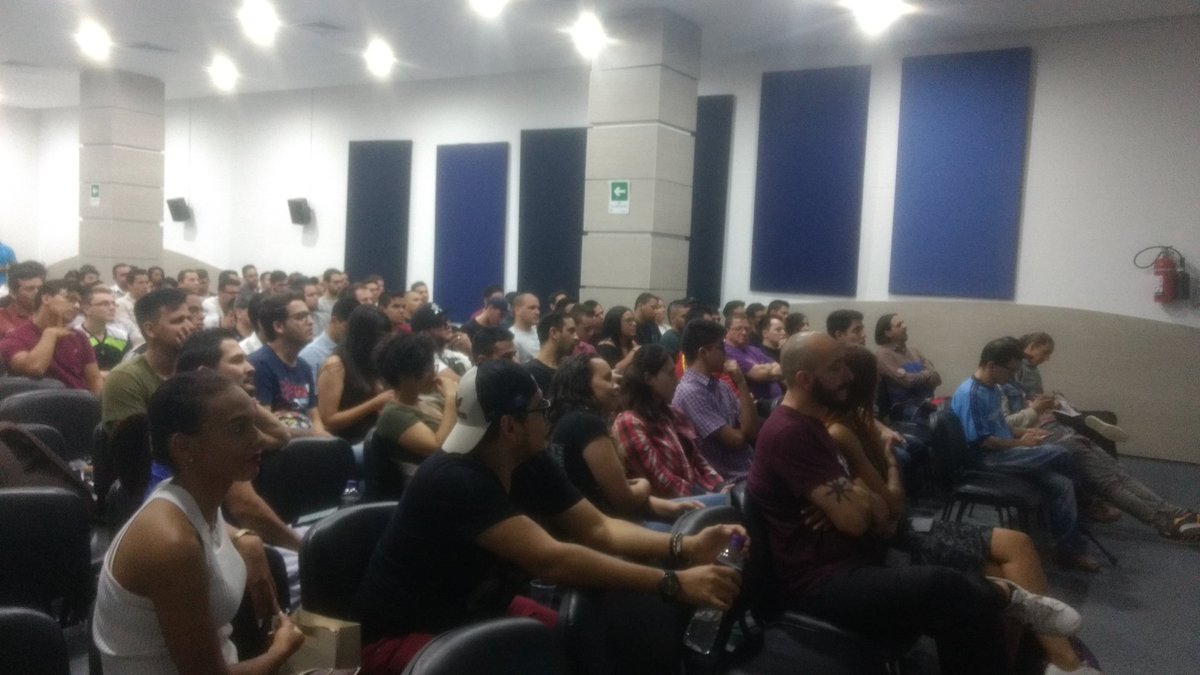 CarlosAnguloDev's tweet image. Ah gran sorpresa, tenemos entre el público de #AngularMedellin a @julian_duque. Muchas gracias por acompañarnos!