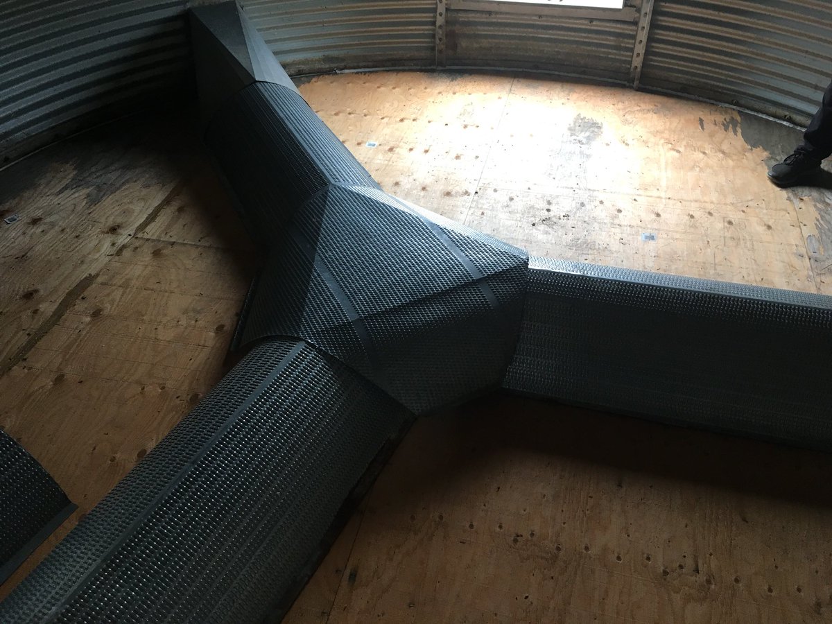 Is this set up correctly?  For anyone who used to have air on flat bottom floors or possibly someone other than us still does....