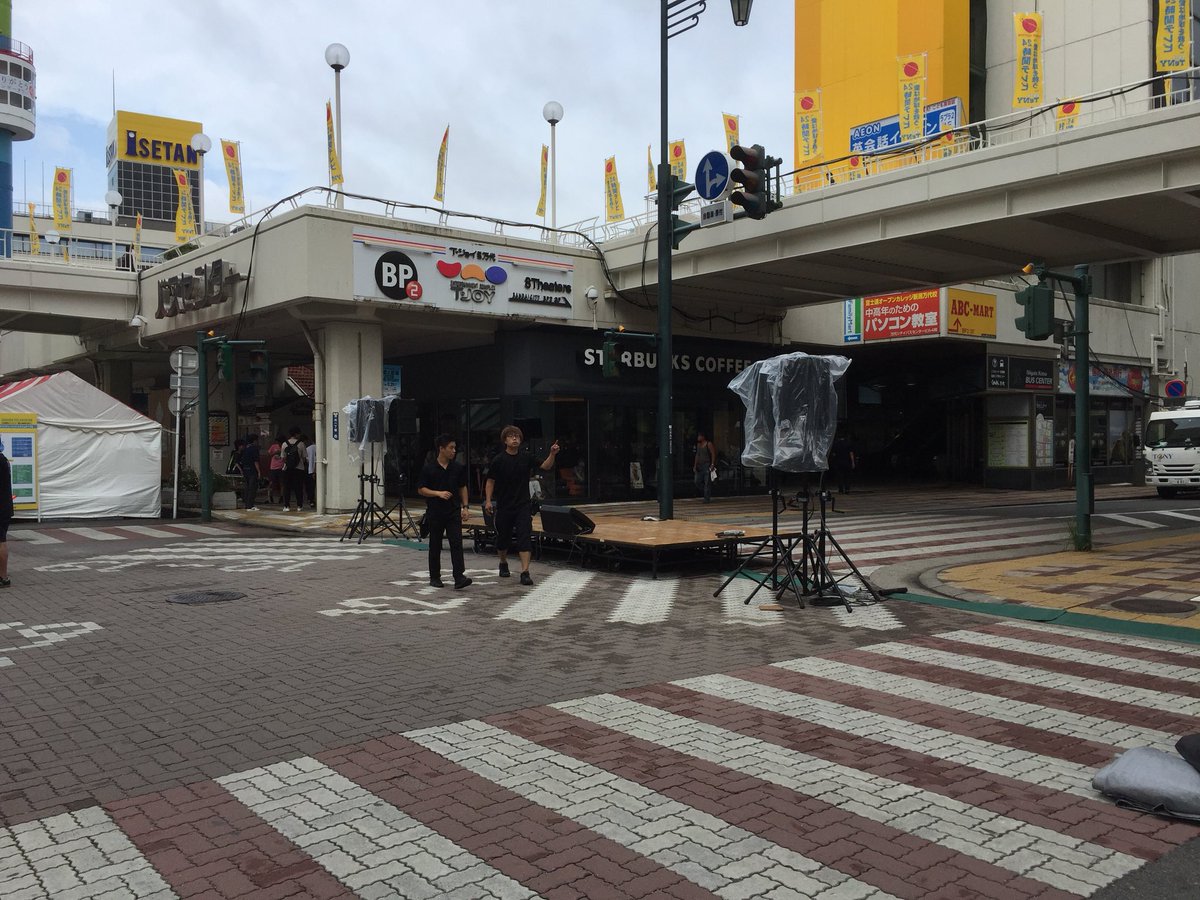 Echigogumi's tweet photo. 昨日はちょっとだけの雨で凌げたが今日は(今は曇り)雨の予報ですが雨対策をしてます。
決行ですので皆さん万代交差点特設ステージ24時間テレビにてお待ちしてます。
#24時間テレビ
#KWinds https://t.co/ZW2FX2BB2N