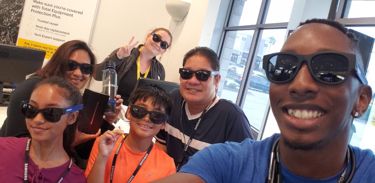 semoran2shb's tweet photo. @samsungshawn @SamsungMobileUS joined us today for #SprintSaturday Showing our customer the greatness experience of the new #Note9 😎@CentralOrlando_ @SprintSouthEast @MichelCombes @tracySprint @andrewroberts91 @Briannc88 https://t.co/jQdfiXUCDN
