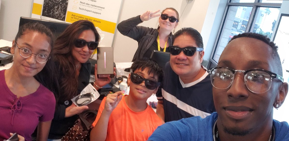 semoran2shb's tweet photo. @samsungshawn @SamsungMobileUS joined us today for #SprintSaturday Showing our customer the greatness experience of the new #Note9 😎@CentralOrlando_ @SprintSouthEast @MichelCombes @tracySprint @andrewroberts91 @Briannc88 https://t.co/jQdfiXUCDN