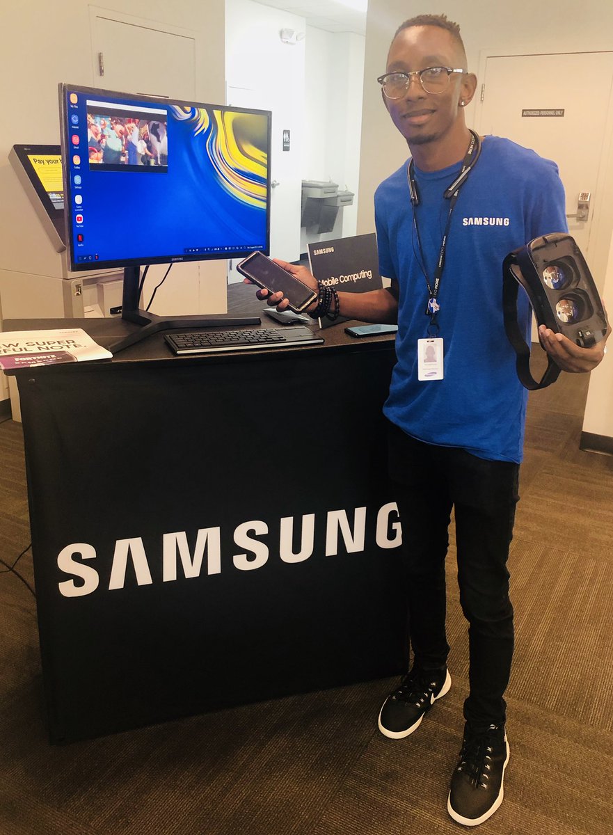 semoran2shb's tweet photo. @samsungshawn @SamsungMobileUS joined us today for #SprintSaturday Showing our customer the greatness experience of the new #Note9 😎@CentralOrlando_ @SprintSouthEast @MichelCombes @tracySprint @andrewroberts91 @Briannc88 https://t.co/jQdfiXUCDN