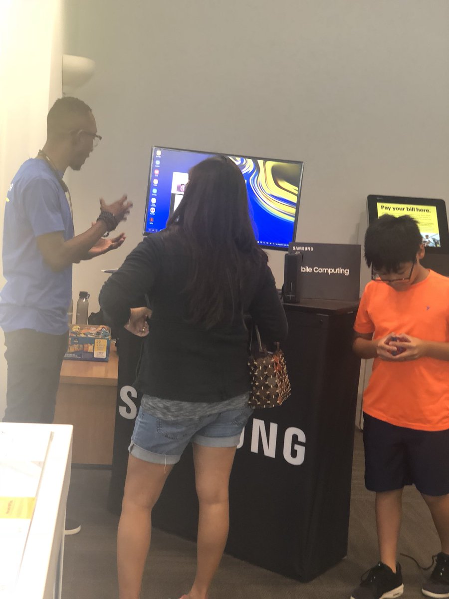 semoran2shb's tweet photo. @samsungshawn @SamsungMobileUS joined us today for #SprintSaturday Showing our customer the greatness experience of the new #Note9 😎@CentralOrlando_ @SprintSouthEast @MichelCombes @tracySprint @andrewroberts91 @Briannc88 https://t.co/jQdfiXUCDN