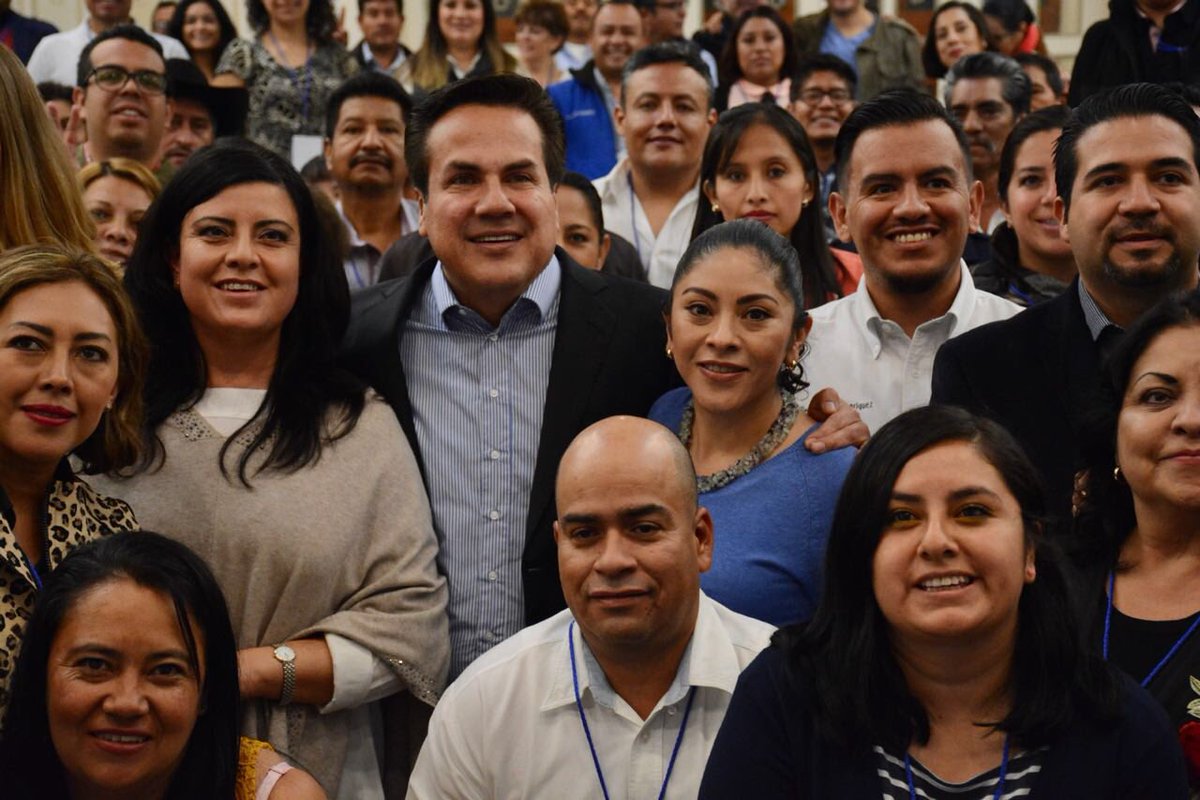 BillyManrikz's tweet photo. Gracias @VHSondon_ por el apoyo para la realización del Curso para Funcionarios Públicos Electos 2018 “Humanismo al Gobierno” https://t.co/NG7v2zyXhO