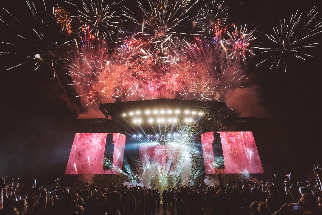 PanicAtTheDisco's tweet photo. Started from the bottle now we're here. Reading that was beautiful, thank you #prayforthewicked 📸- @jakechams https://t.co/RxDDSIX8yR