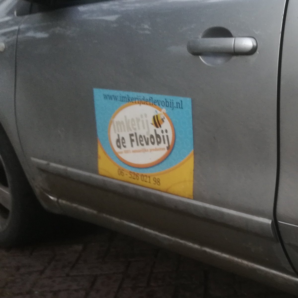 Deflevobij's tweet image. Vanavond de bijenkasten opgehaald bij de pompoen percelen, morgen de auto maar is door de wasstraat rijden