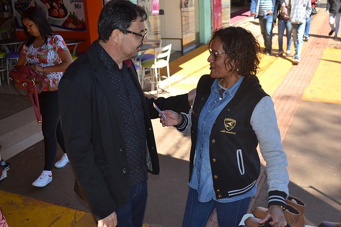 juiz_odilon's tweet photo. A coligação Esperança e Mudança, do candidato ao Governo do Estado juiz Odilon, realizou caminhada e adesivagem no centro de Dourados na manhã deste sábado. O candidato a vice, bispo Marcos Vitor, comandou a equipe. #EquipeOdilon #PorUmEstadoLimpo #Sou12 https://t.co/uQsFWoU7uK
