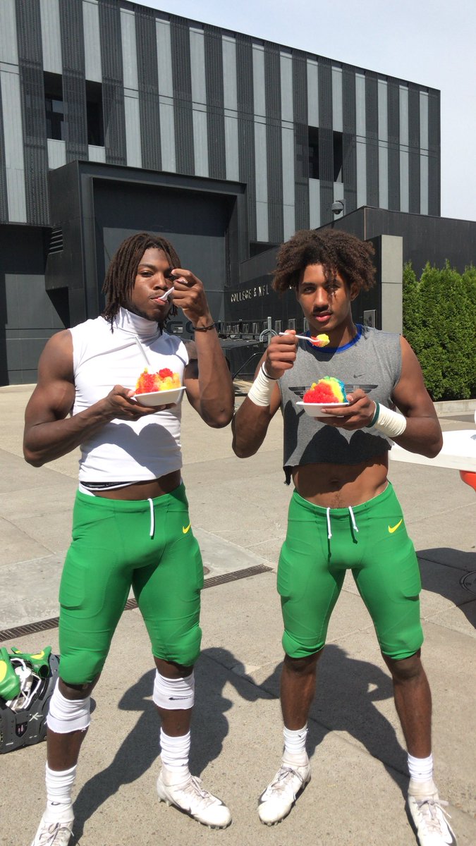 FuelTheDay's tweet photo. Rehydrating with shaved ice 🍧 they don’t even realize it 🤫😉 https://t.co/Omde62E0XS