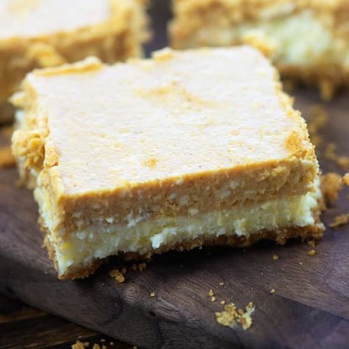 Pumpkin cheesecake bars start with a sweet graham cracker crust and a..bit.ly/2weAr57 #bar