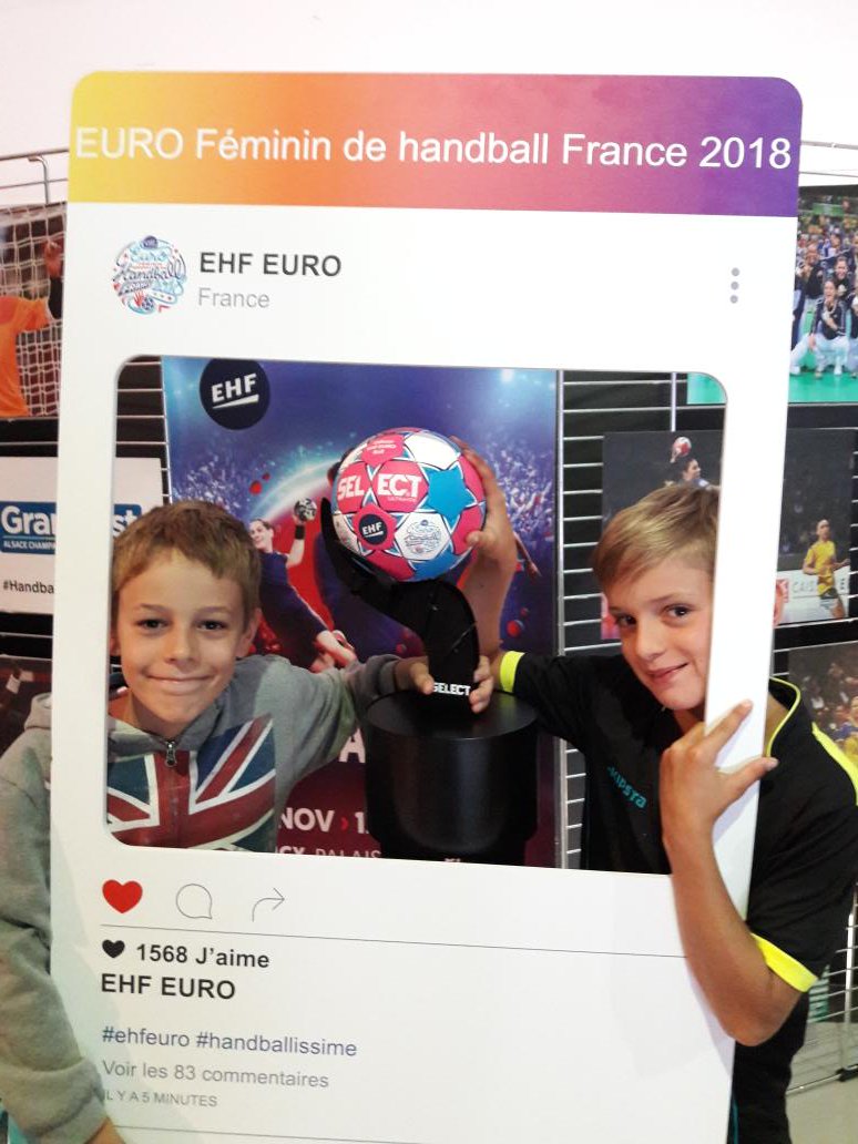 regiongrandest's tweet photo. 🤾‍♀️🤾‍♂️Du monde sur le stand #GrandEst à @Eurotournoi 👏 venez vs prendre en photos 📷 #ehfeuro2018 @EHFEURO et découvrez les handballeurs #GrandEst #hautniveau en photos @Gerard_Vincent @Thierry_Omeyer Laura #Flippes @FRAHandball @Graace_Z https://t.co/uJASmVCibi